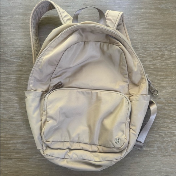 Lululemon beige tan canvas Everywhere Backpack size 22L - Picture 1 of 6